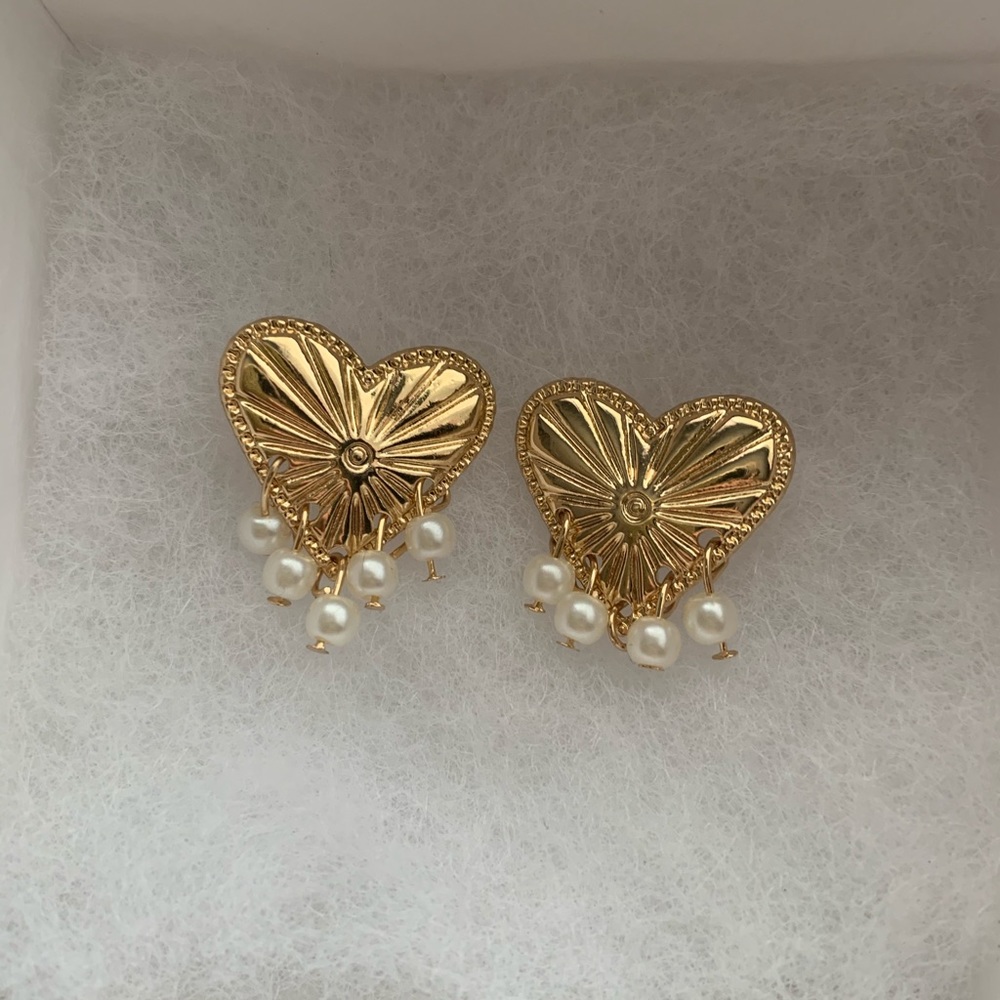 Gold heart pearl earrings